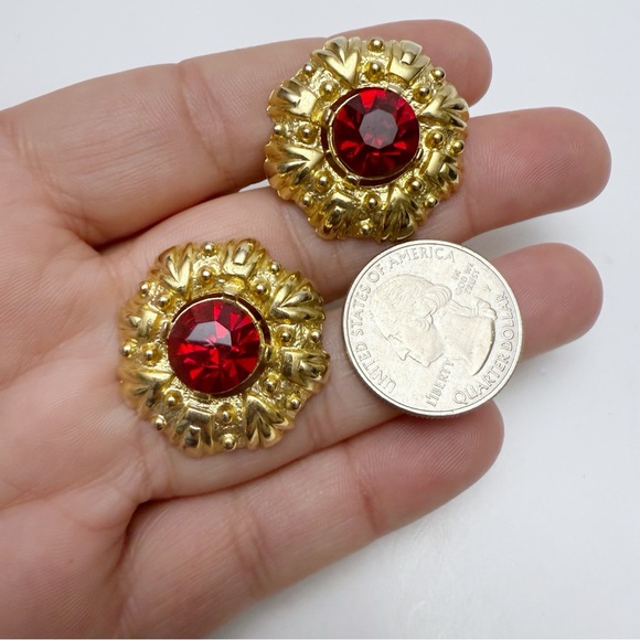 Vintage Red Crystal Glass Round Ornate Framed Goldtone Clip On Earrings - Picture 2 of 5